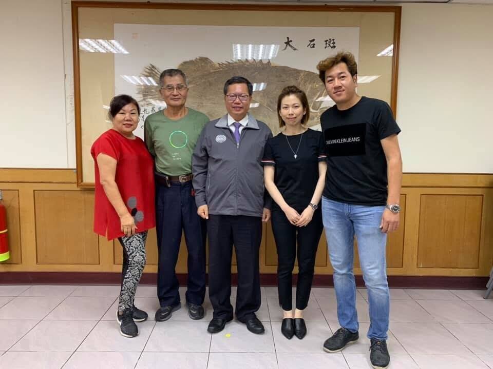 鄭文燦蒞臨正福伯活海鮮餐廳合照