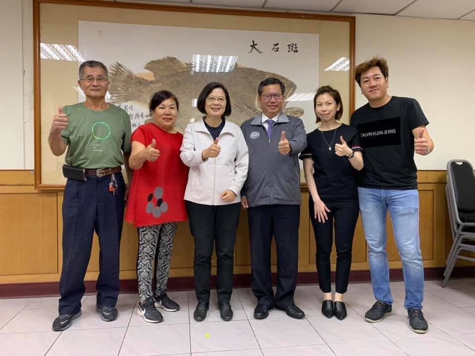 蔡英文蒞臨正福伯活海鮮餐廳合照